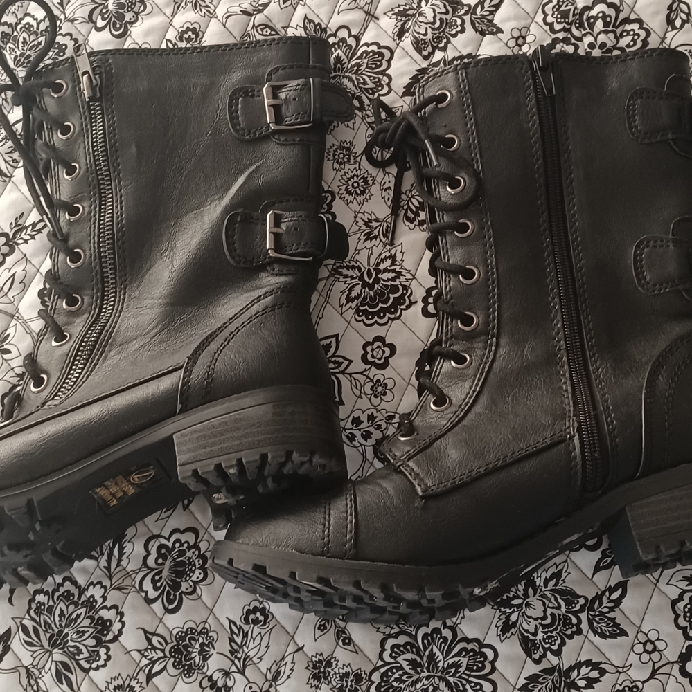 Cute pair of booties. Wore once